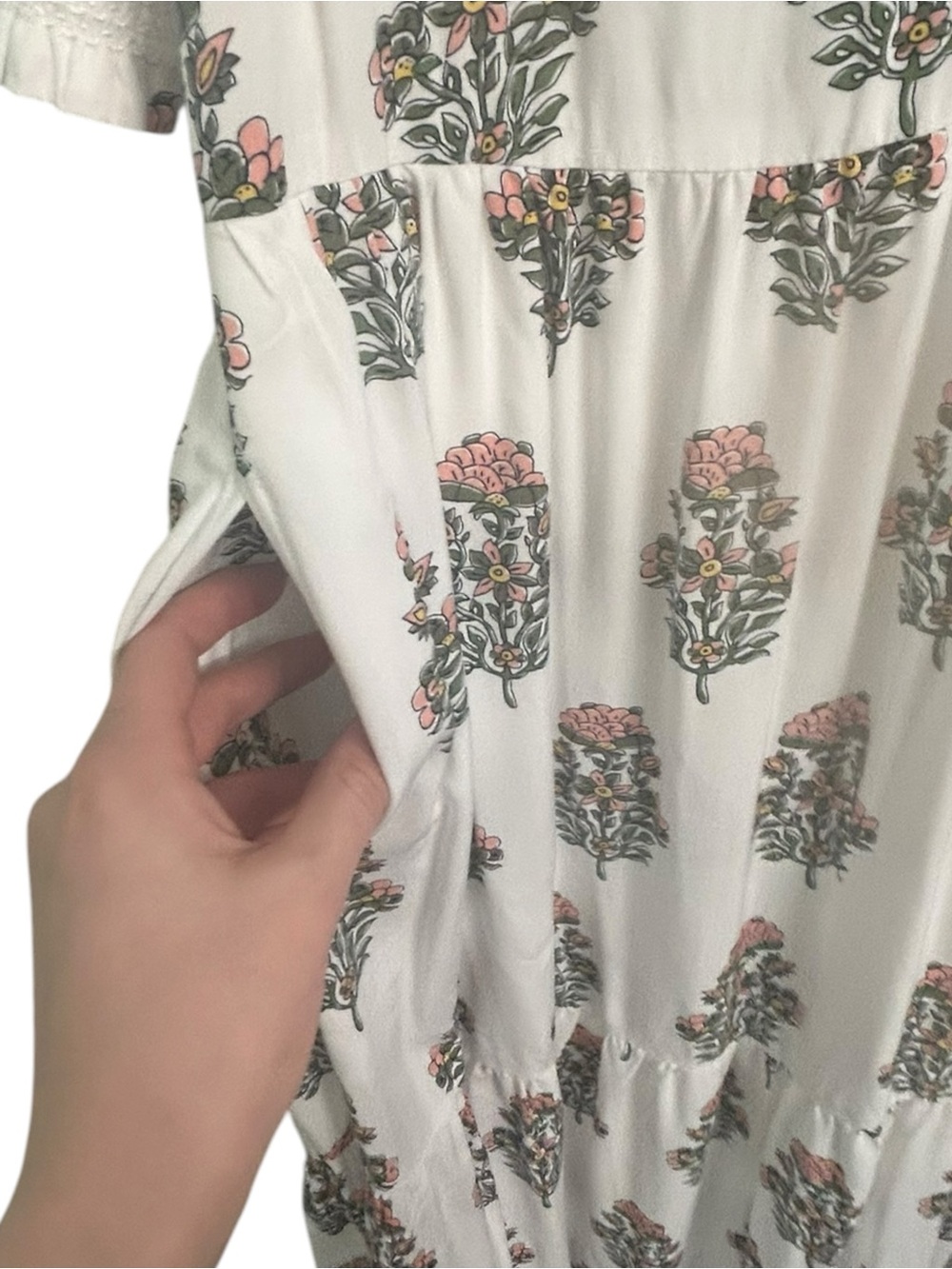 Crown & Ivy White Floral V-Neck Maxi Dress with Pockets - Picture 4 of 9